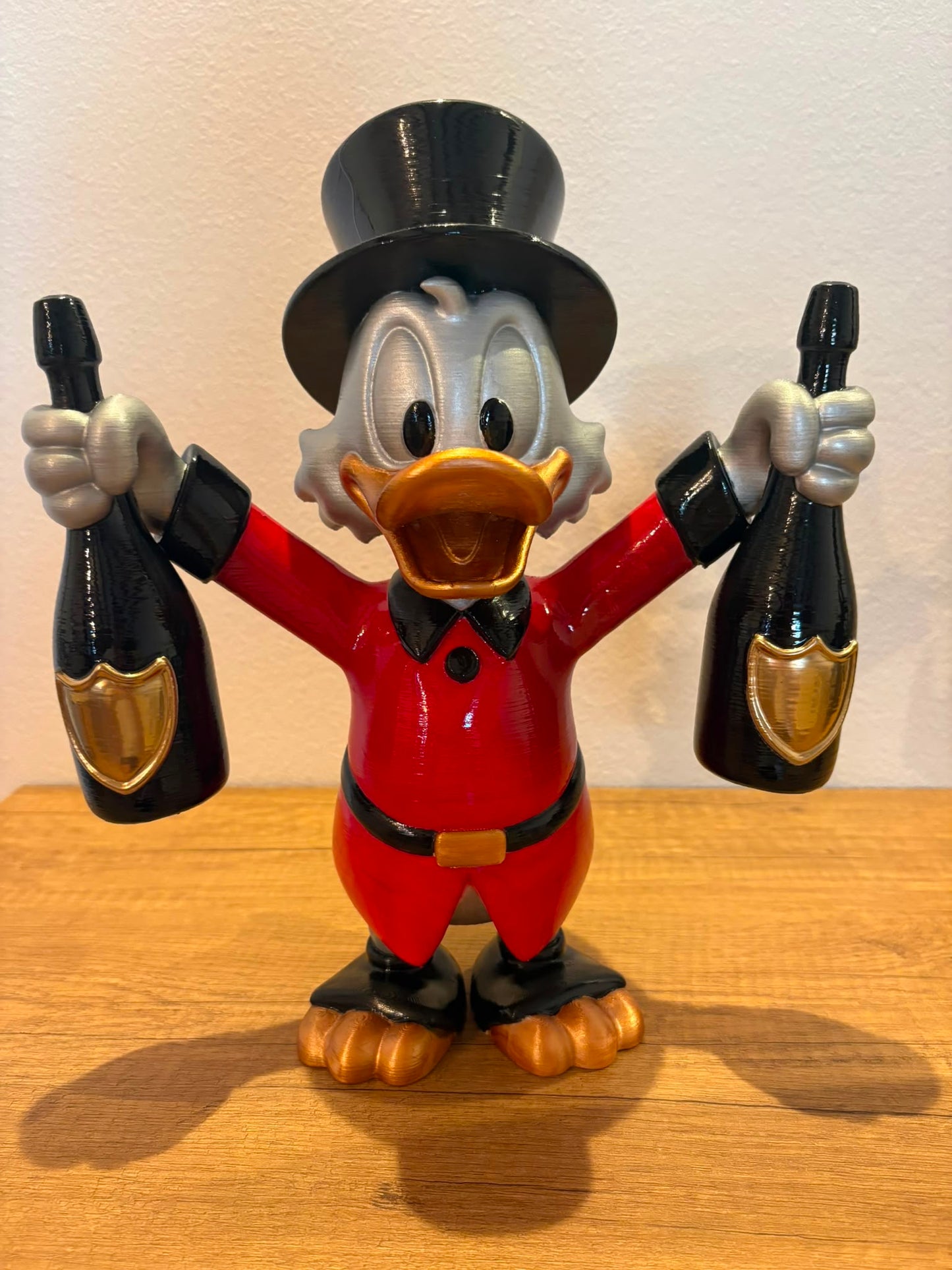 Statua Scrooge con Bottiglie Dom Perignon Dorate