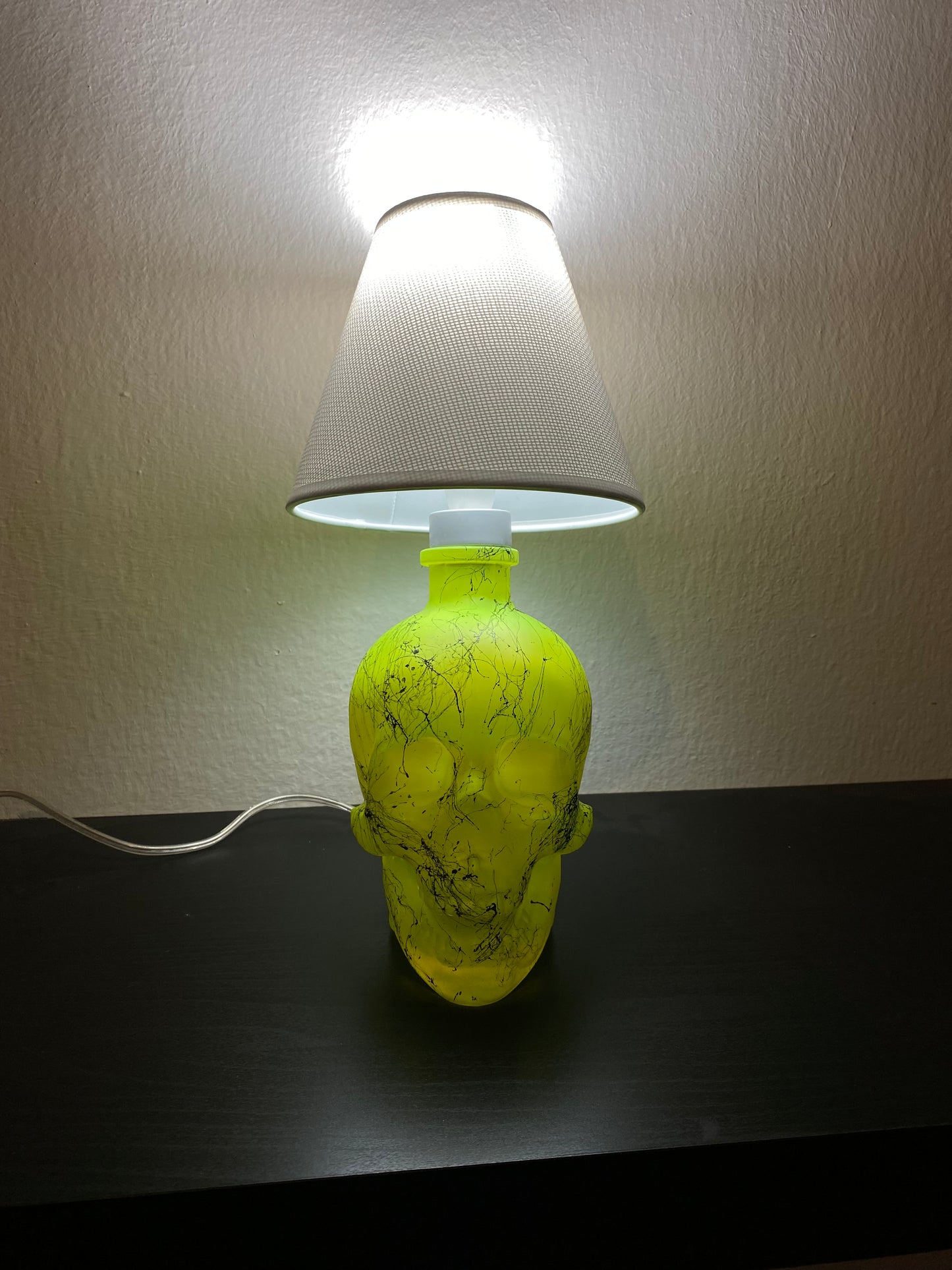 Lámpara Calavera con Cabeza de Cristal Amarillo Flúo Efecto Mármol