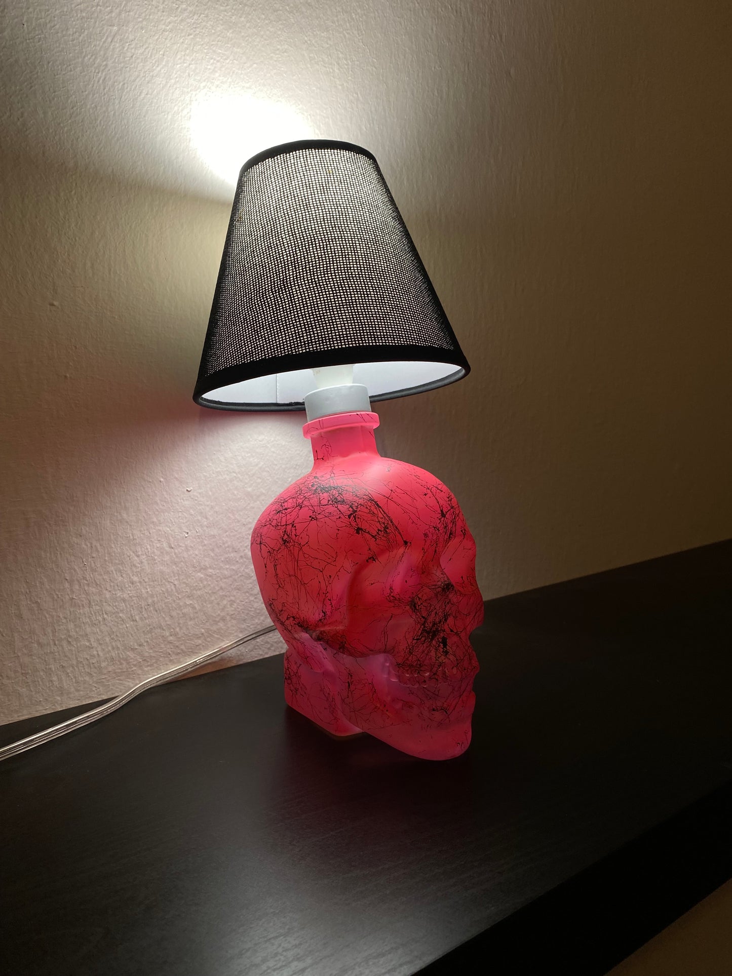 Lámpara Calavera con Cabeza de Cristal Rosa Fluo Efecto Mármol