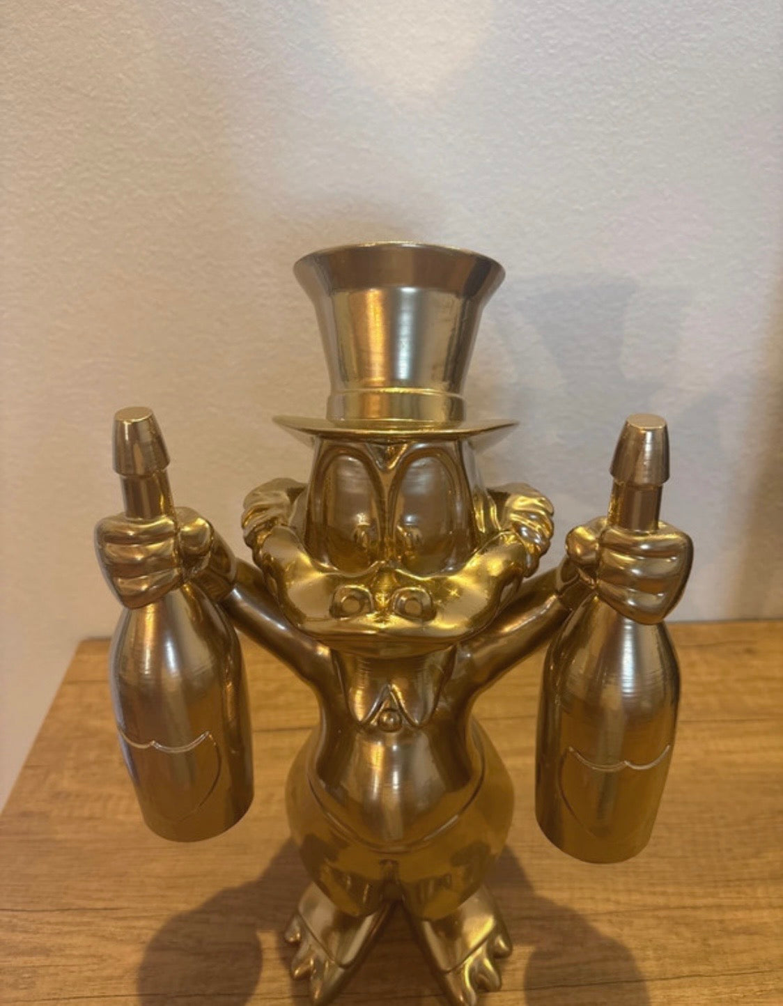 Dagobert Duck Goldstatue mit Dom Pérignon Champagner
