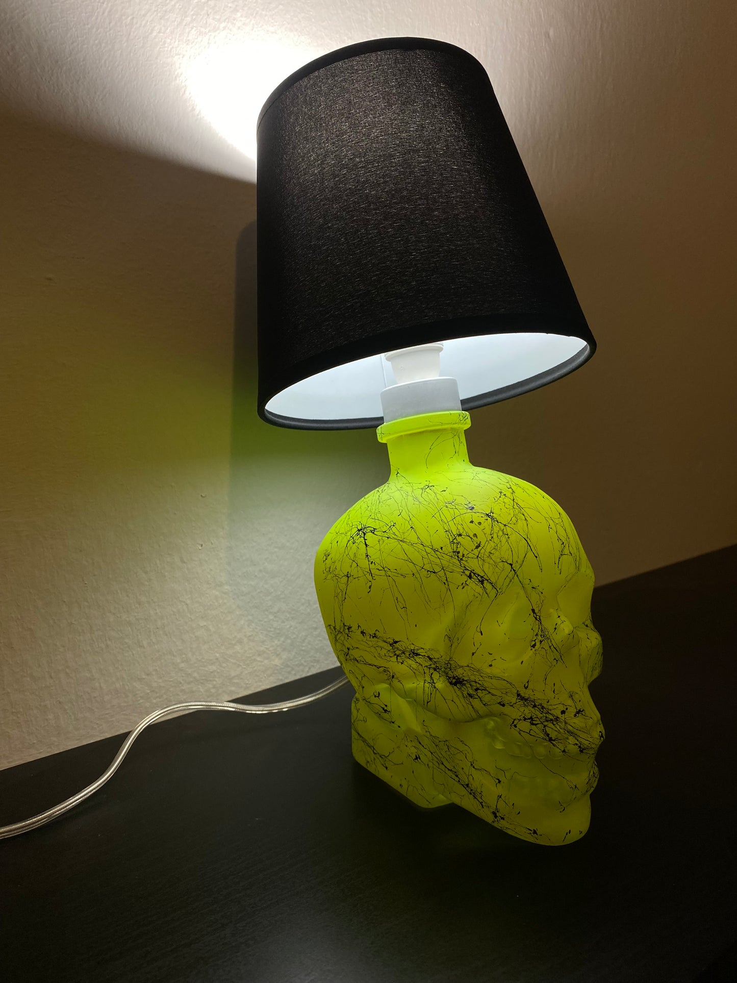 Lampada Teschio Crystal Head Giallo Fluo Effetto Marmo