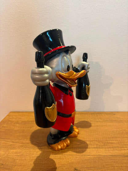 Statua Scrooge con Bottiglie Dom Perignon Dorate