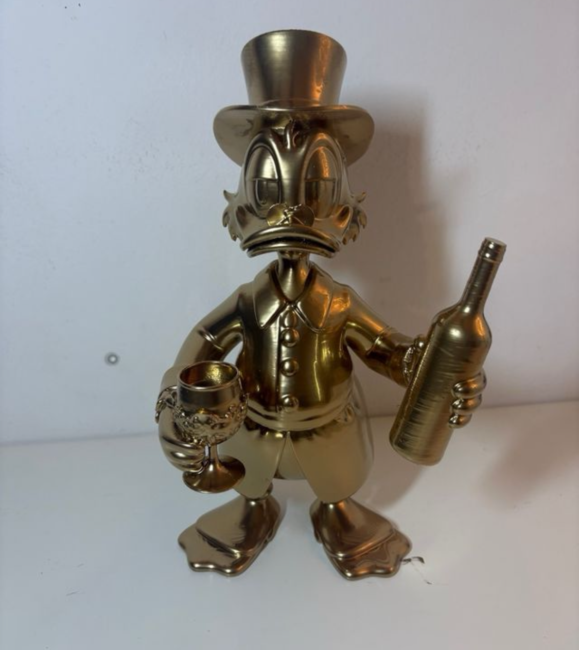 Scrooge Mc Duck Statua 3D con Calice di Vino e Bottiglia