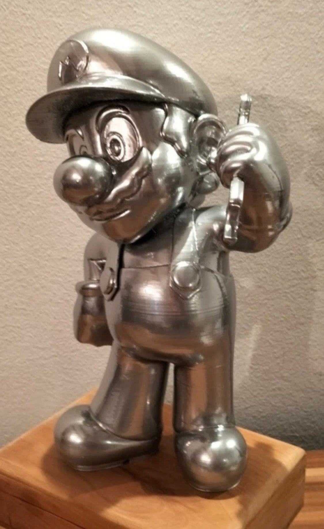 Statua Super Mario con Chiave Argento