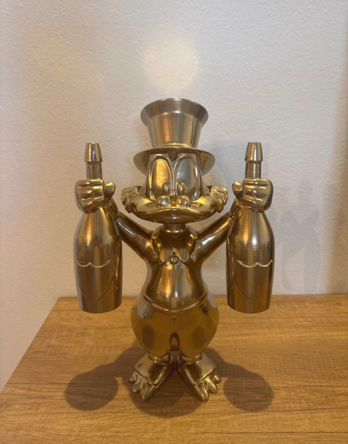 Dagobert Duck Goldstatue mit Dom Pérignon Champagner