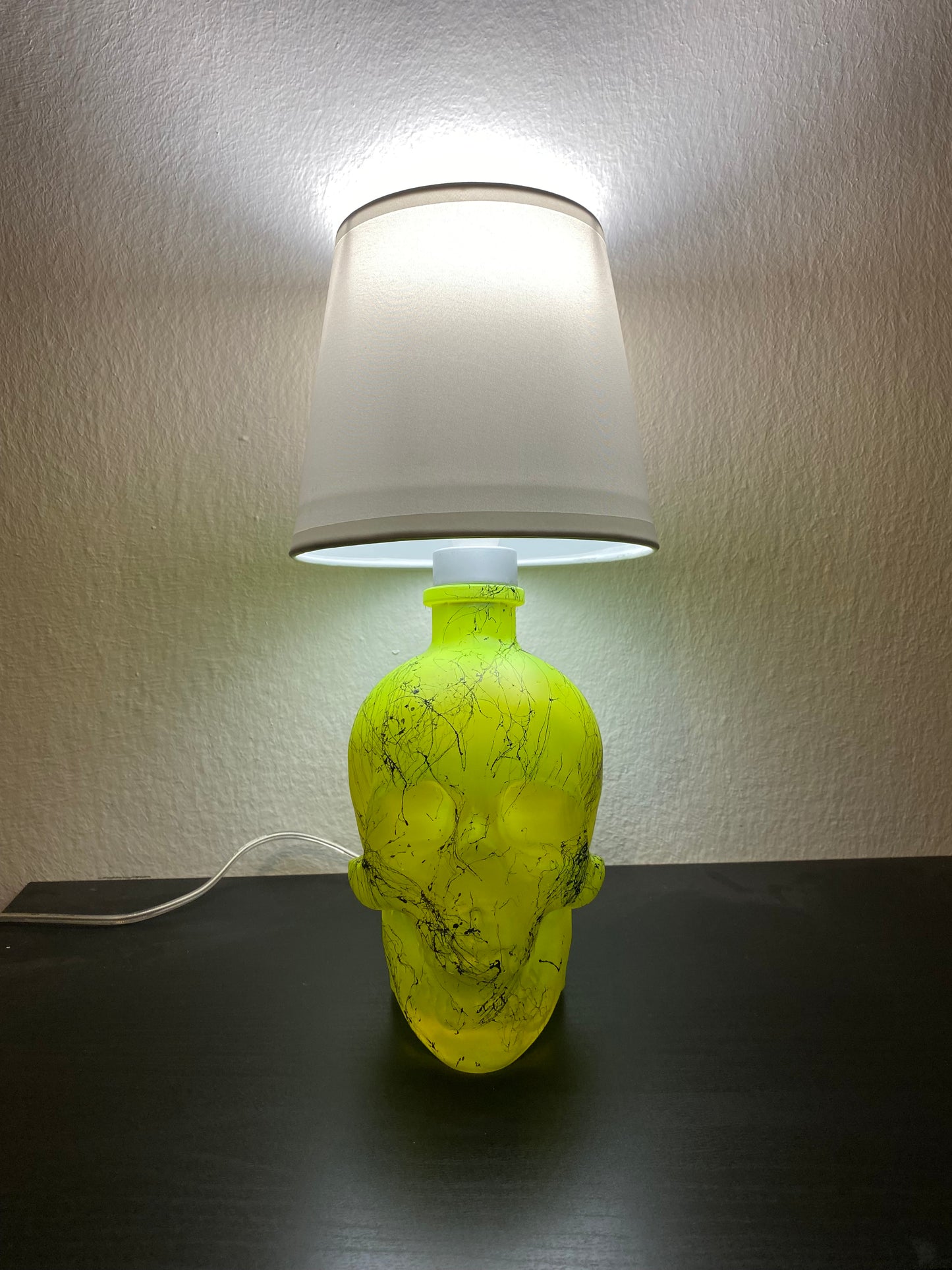 Lampada Teschio Crystal Head Giallo Fluo Effetto Marmo