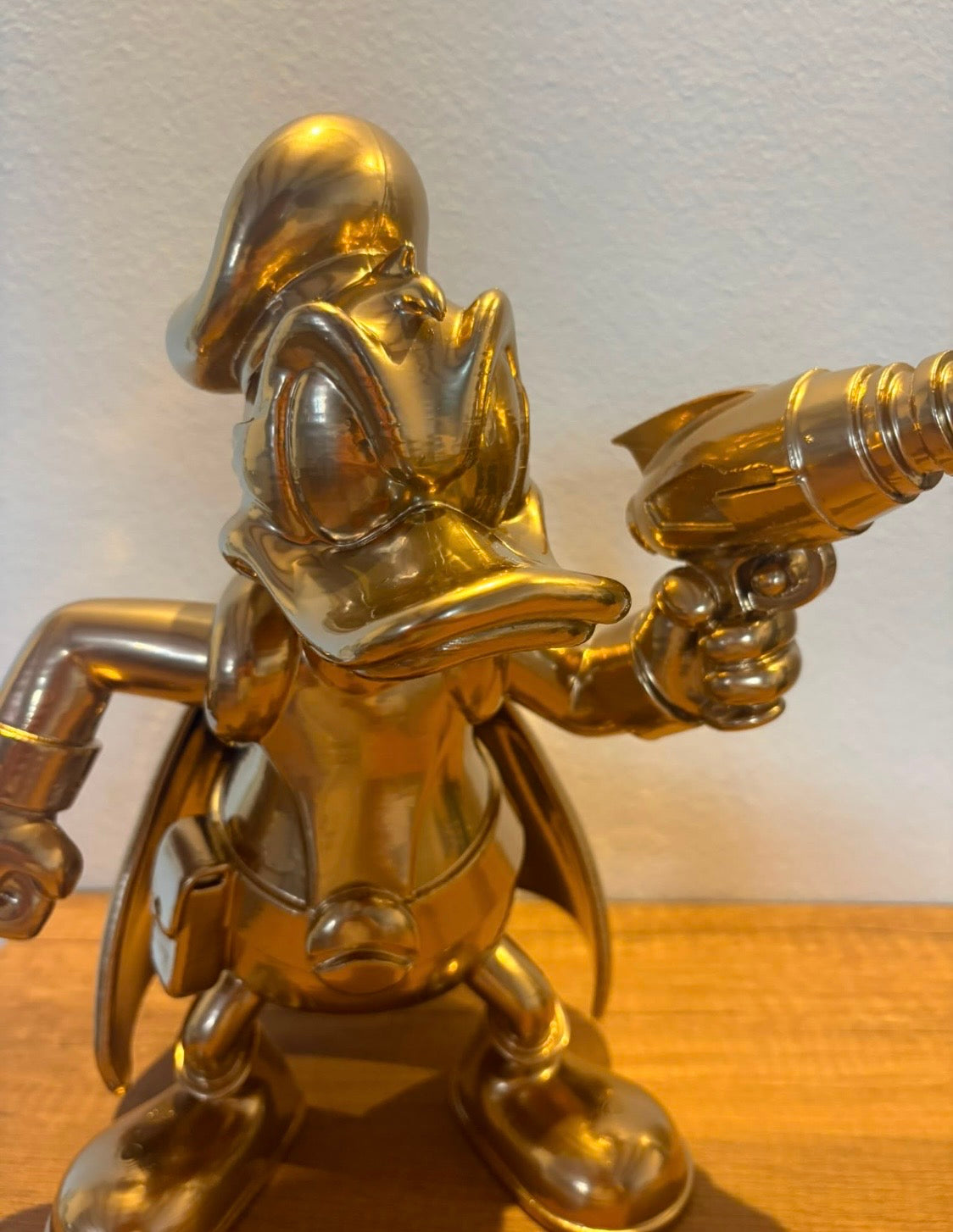 Statua Donald Duck con Pistola