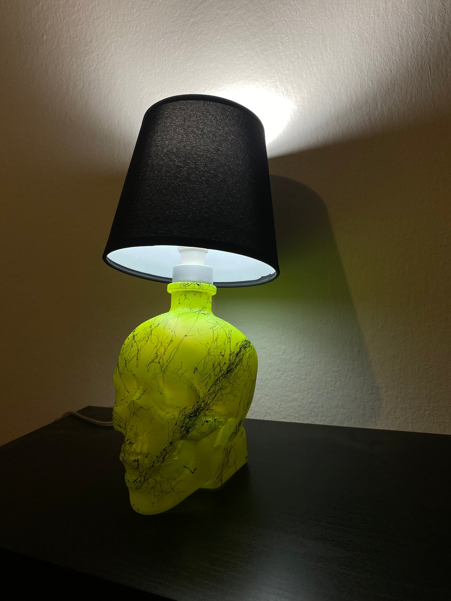 Lampada Teschio Crystal Head Giallo Fluo Effetto Marmo