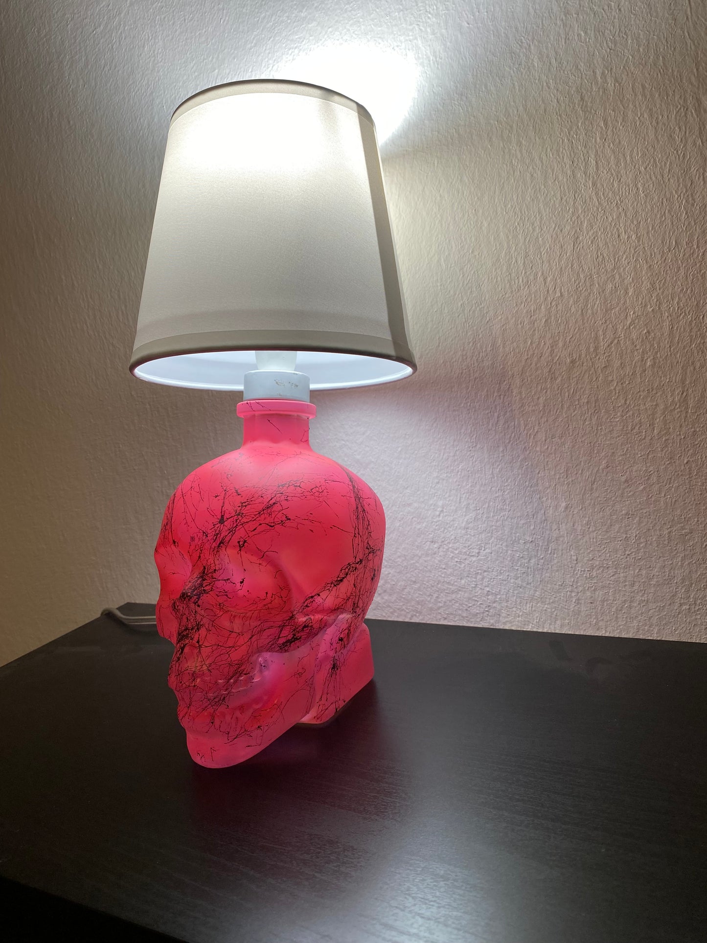 Lampada Teschio Crystal Head Rosa Fluo Effetto Marmo