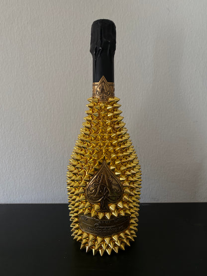 Bottiglia Armand De Brignac Gold con Borchie Da Esposizione