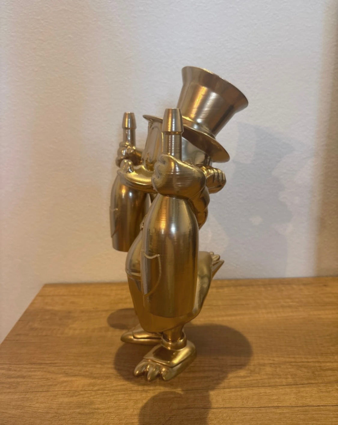 Dagobert Duck Goldstatue mit Dom Pérignon Champagner