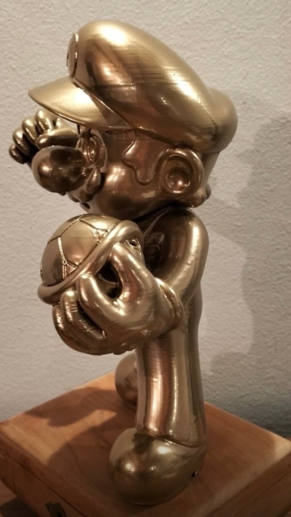 Statua Super Mario con Guscio Oro