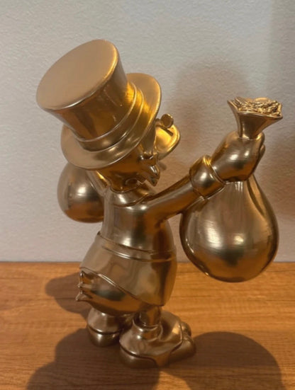 Dagobert Duck Goldstatue mit Geld und Beute