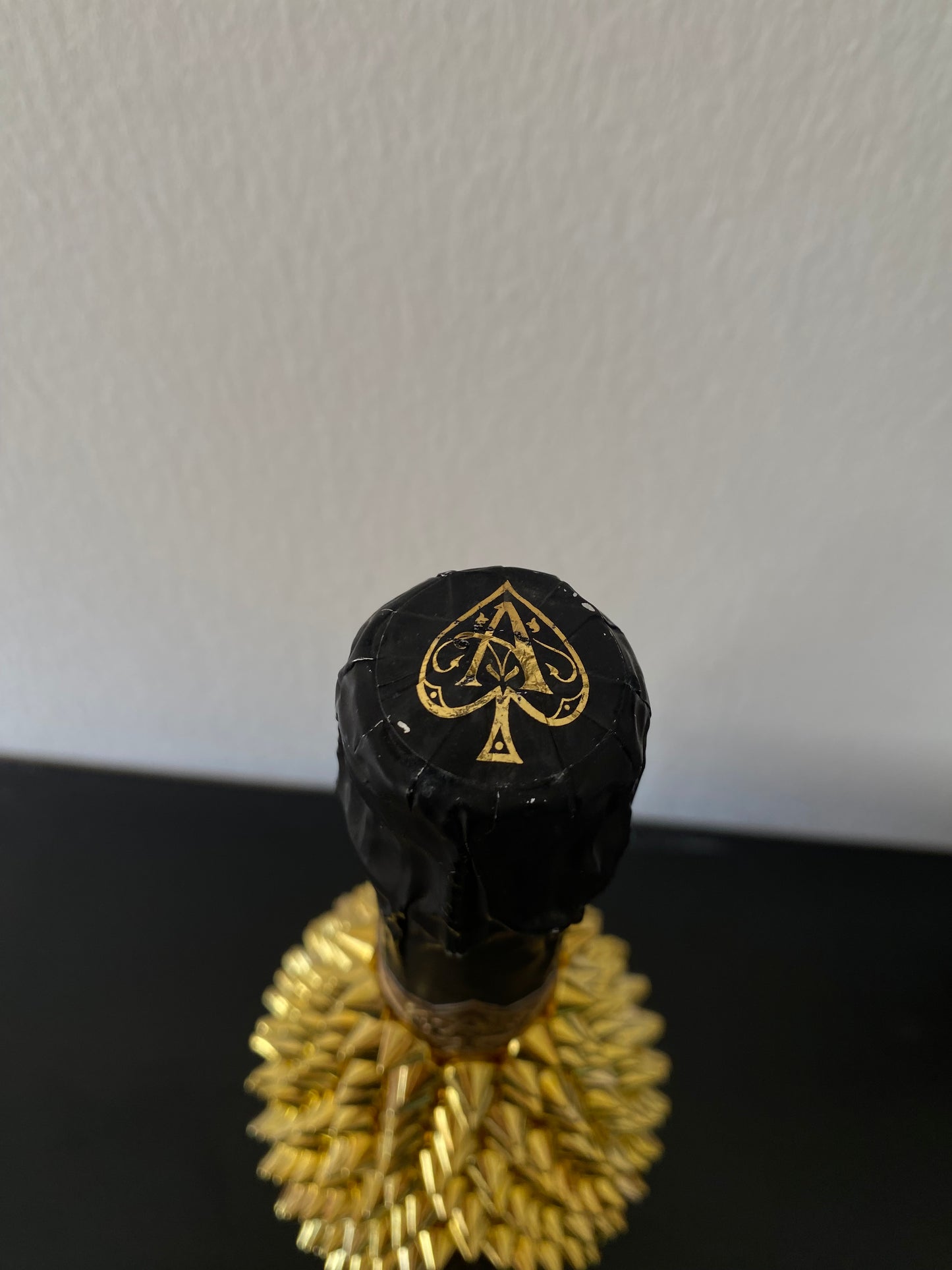 Bottiglia Armand De Brignac Gold con Borchie Da Esposizione