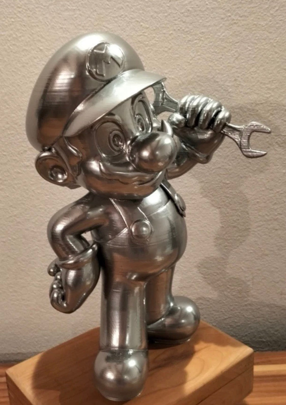 Statua Super Mario con Chiave Argento