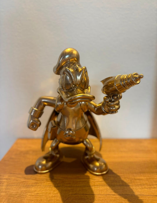 Donald Duck Statue mit Pistole
