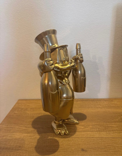 Dagobert Duck Goldstatue mit Dom Pérignon Champagner