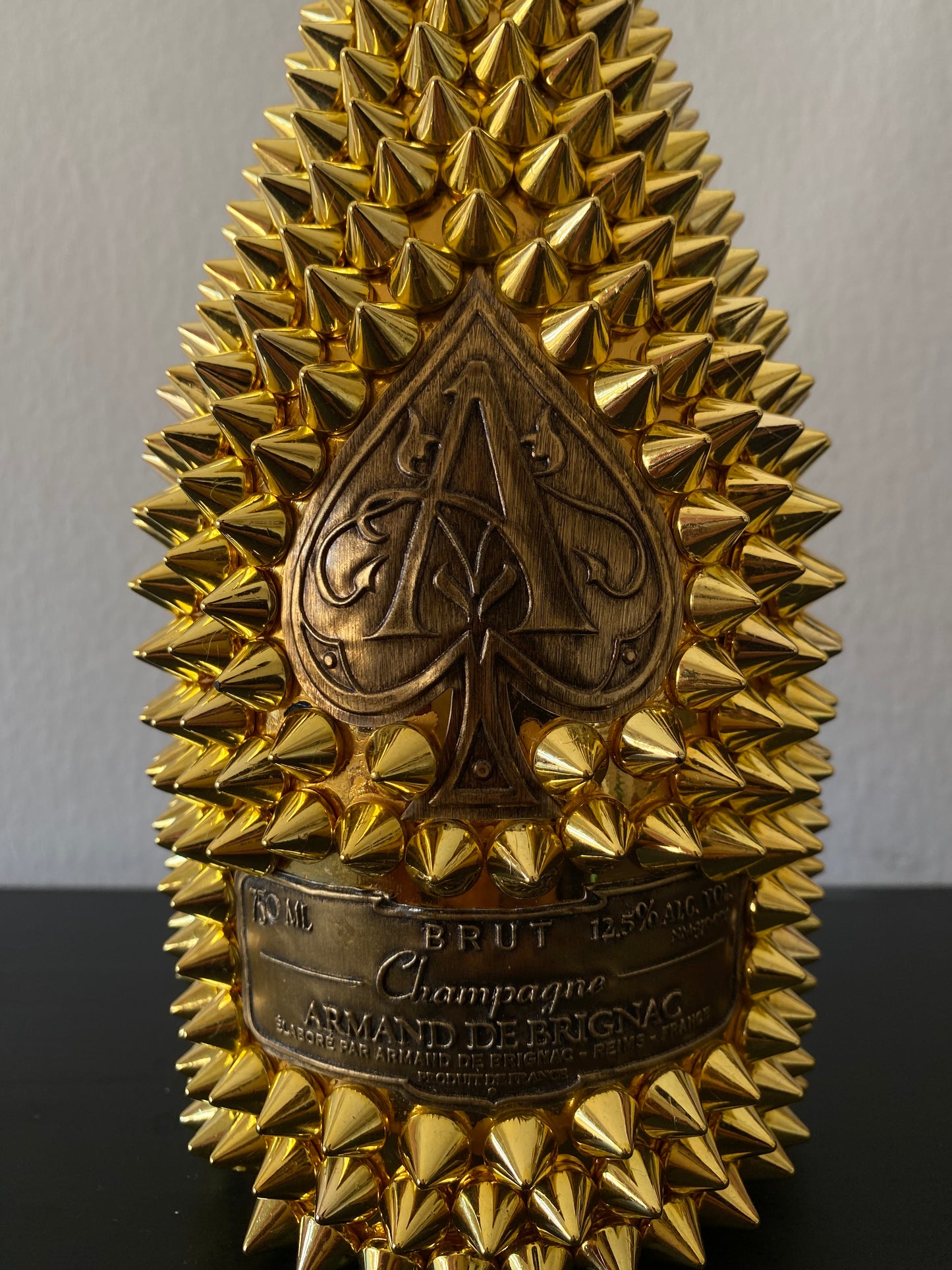 Bottiglia Armand De Brignac Gold con Borchie Da Esposizione