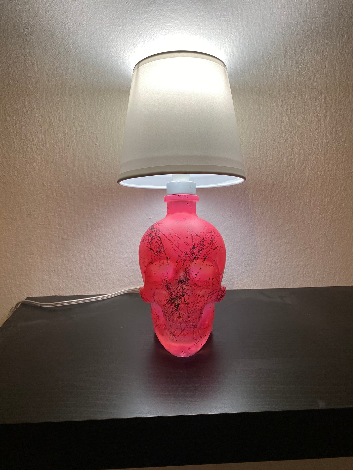 Lampada Teschio Crystal Head Rosa Fluo Effetto Marmo