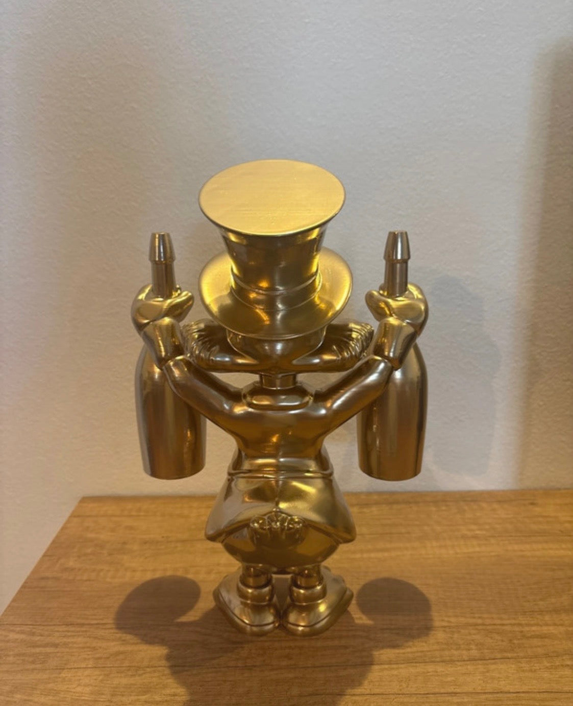 Dagobert Duck Goldstatue mit Dom Pérignon Champagner