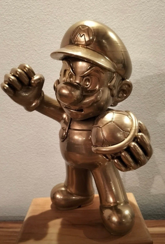 Super Mario Statue mit Goldschale
