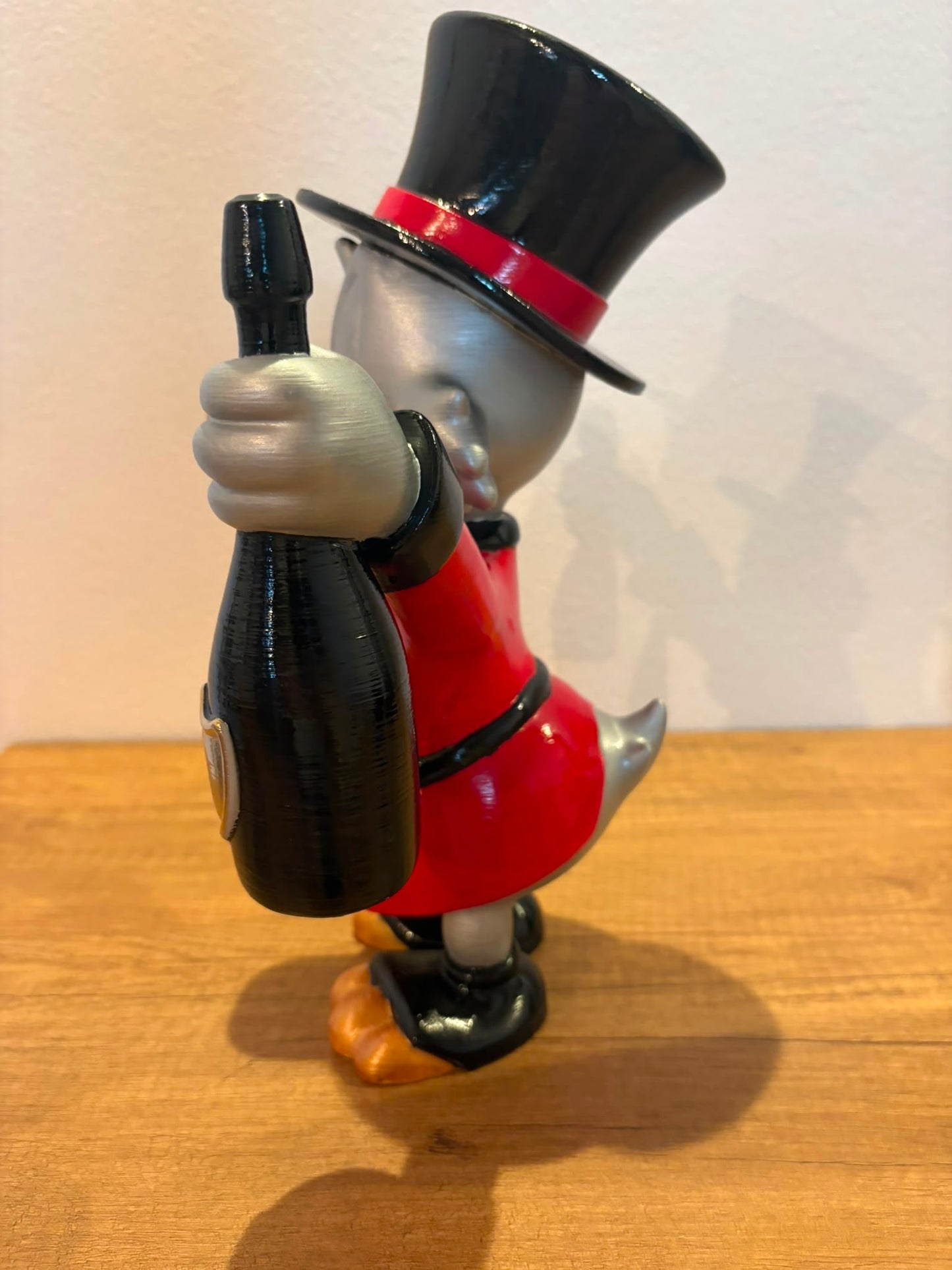 Statua Scrooge con Bottiglie Dom Perignon Dorate