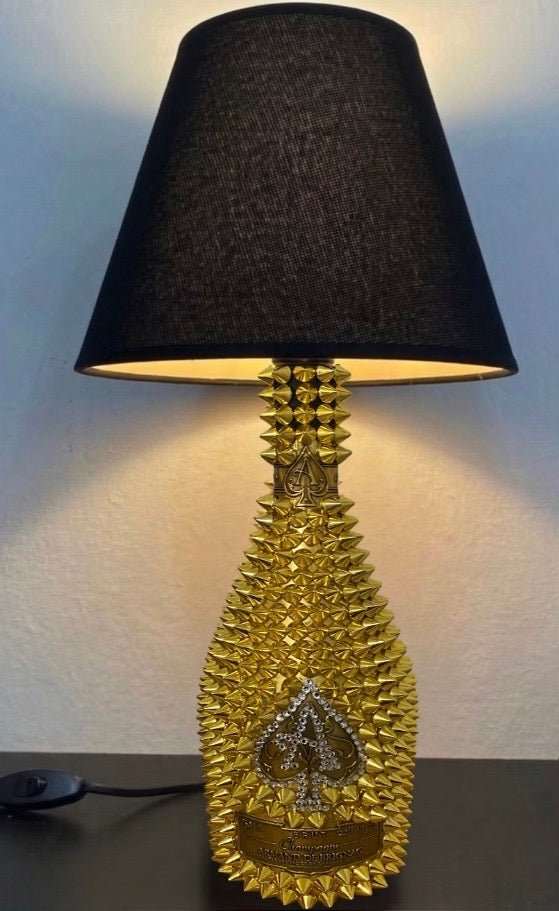 Lampada Armand De Brignac Gold Borchie Oro e Strass