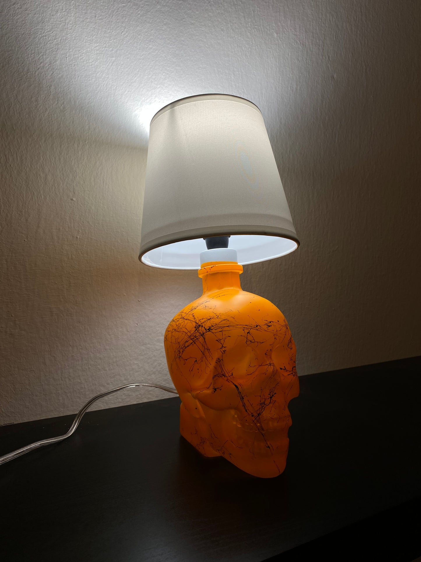 Lampada Teschio Crystal Head Arancione Fluo Effetto Marmo