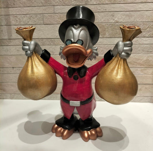 Klassische Dagobert-Ente-Statue mit Geld und Beute