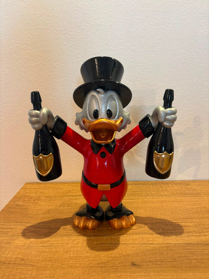 Statua Scrooge con Bottiglie Dom Perignon Dorate