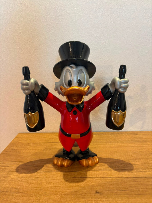 Statua Scrooge con Bottiglie Dom Perignon Dorate